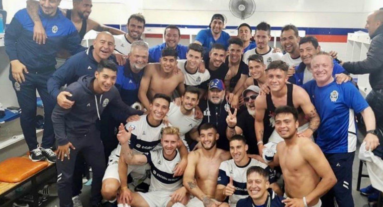 Festejo de Diego Maradona y el plantel de Gimnasia tras victoria ante Godoy Cruz