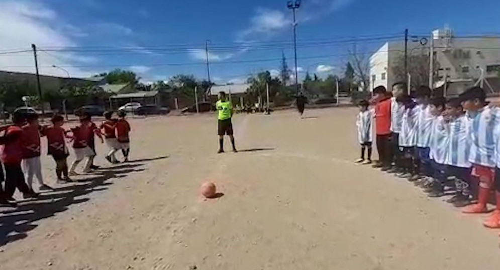 Disparos y corridas, partido de fútbol infantil