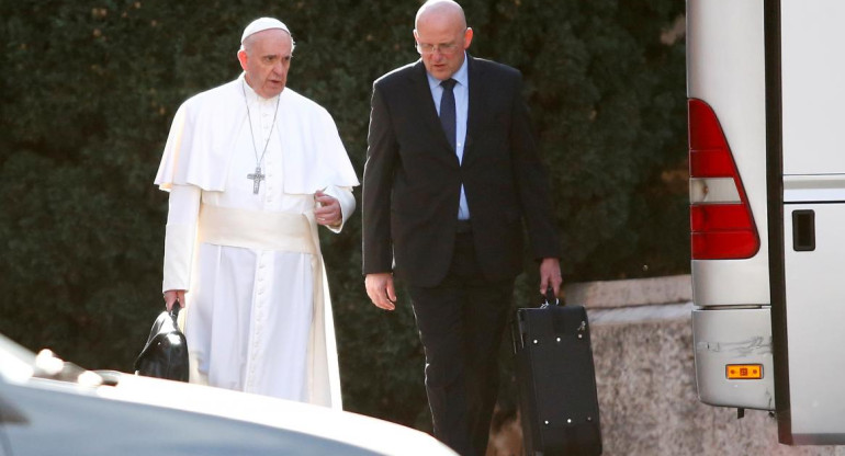 Papa Francisco y Domenico Giani, REUTERS