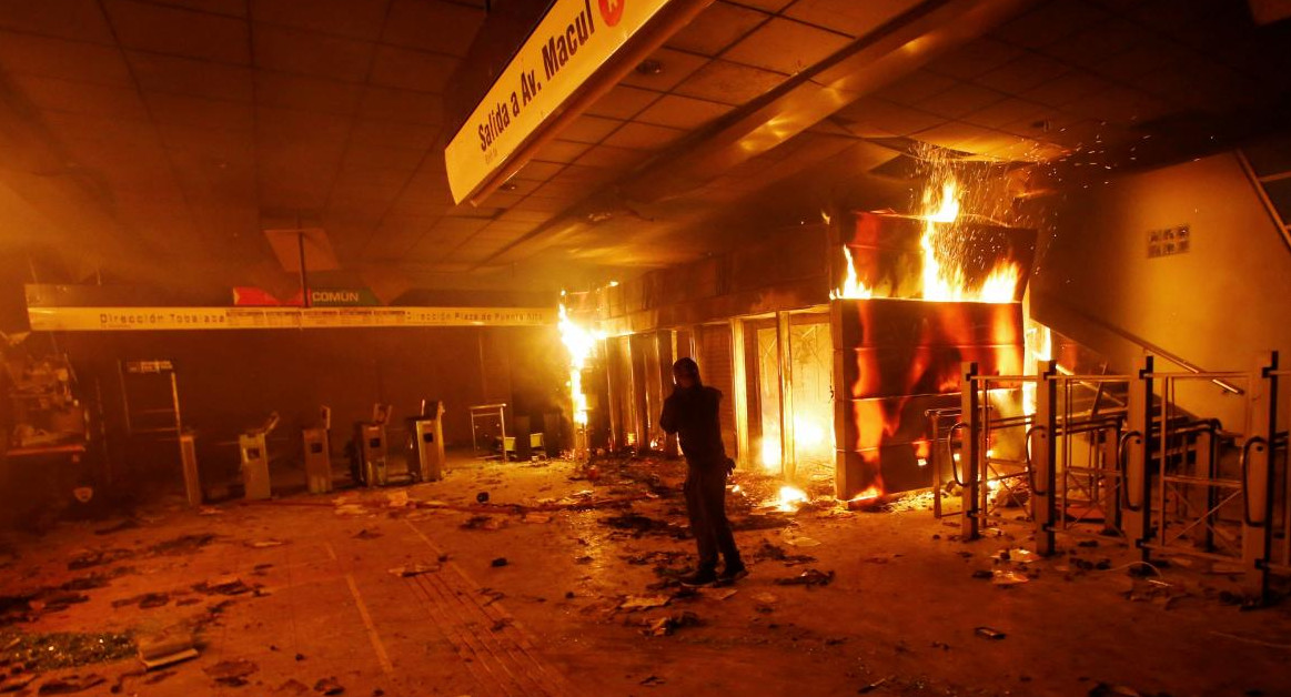 Violentas protestas en Santiago de Chile contra el aumento del boleto del subte, REUTERS