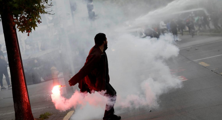 Violentas protestas en Santiago de Chile contra el aumento del boleto del subte, REUTERS