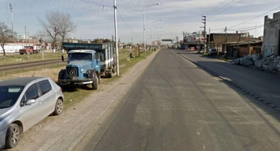 Mujer embarazada tirada desde un auto y atropellada por un camión