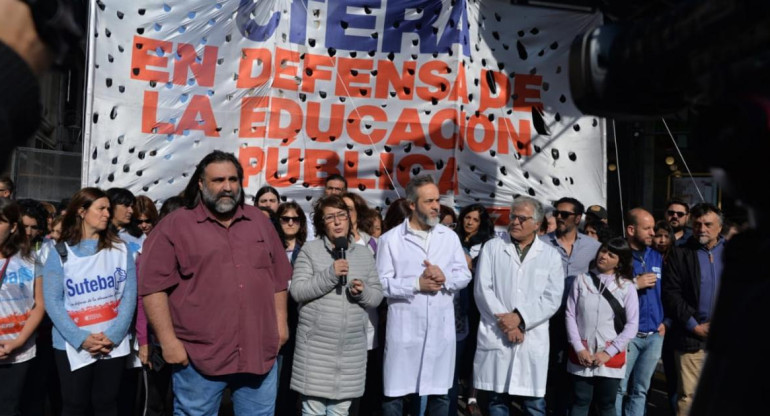 Marcha de docentes a la casa de la provincia de Chubut en el centro porteño