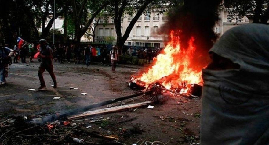 Manifestantes intentaron ingresar a la residencia del embajador argentino en Chile, Foto, Diario La Tercera