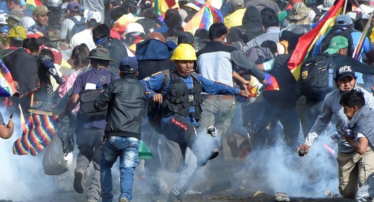 Cocaleros huyen del gas lacrimógeno en las afueras de Cochabamba, Bolivia