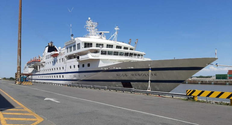 Crucero de lujo, varado en el puerto de Buenos Aires por millonaria deuda