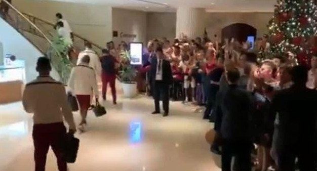 Recibimiento de hinchas de River al plantel en el hotel