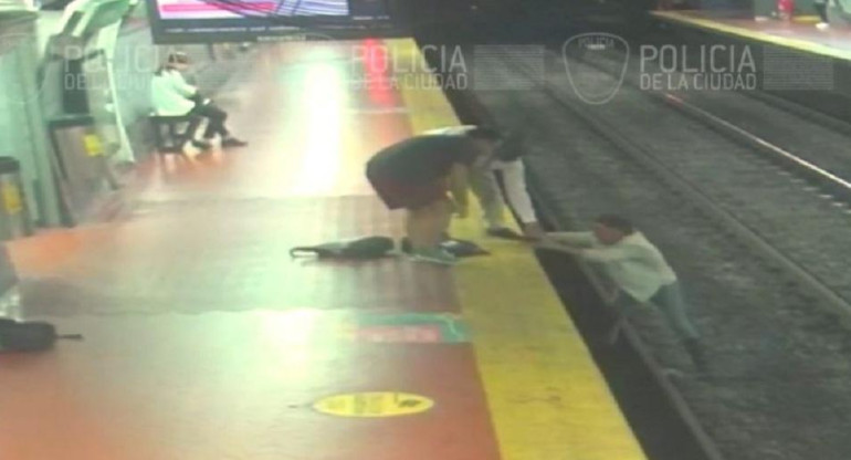 Se cayó en las vías del subte por caminar mirando el celular	