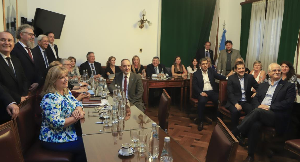 Los senadores peronistas durante la reunion que mantuvieron esta tarde en el congreso para sellar la unificacion de los bloques, NA