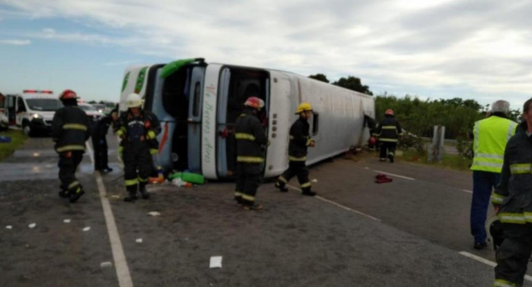 Accidente de micro fatal en Lezama, ruta 2