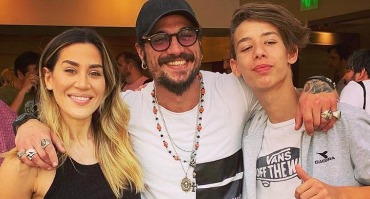 Daniel Osvaldo y Jimena Baron en el cierre de año escolar de Momo