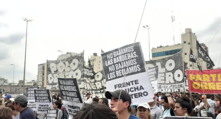 Tras una protesta sorpresiva, organizaciones sociales liberaron la Autopista 25 de Mayo