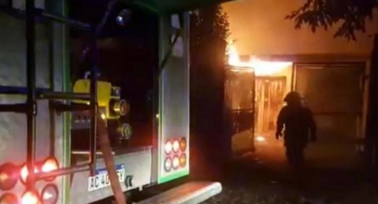 Golpeó, mordió y le prendió fuego la casa a su ex pareja en La Plata