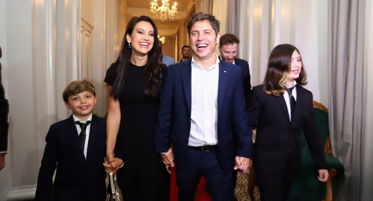 Axel Kicillof junto a su familia en su asunción como gobernador de la Provincia