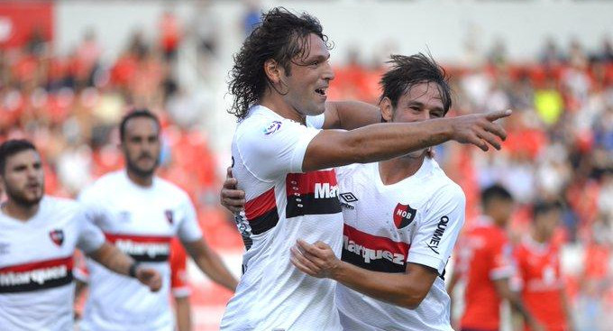 Festejo de Newells ante Independiente por Superliga