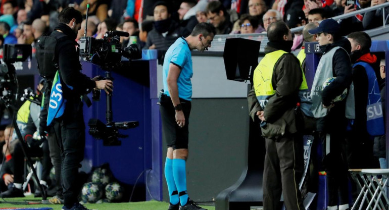 VAR, fútbol, REUTERS