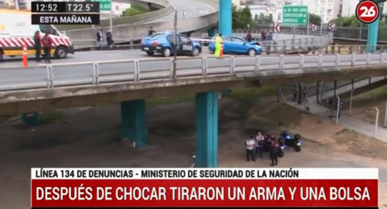 Chocan en Autopista 25 de Mayo y les encuentran un arma y botellas de alcohol