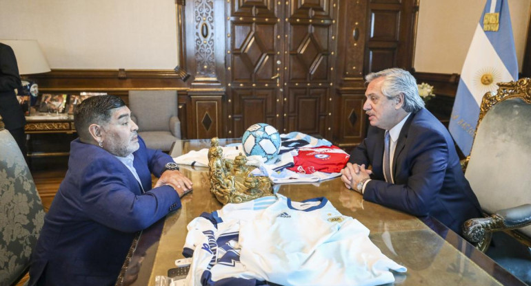 Diego Maradona en Casa Rosada en reunión con el presidente Alberto Fernandez, NA