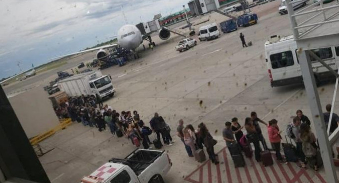 Caos en terminal de Aeropuerto de Ezeiza y colapso de pasajeros