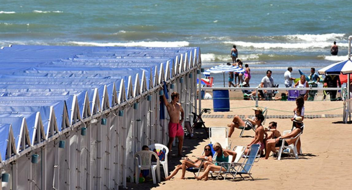 Carpas en las playas de Mar del Plata