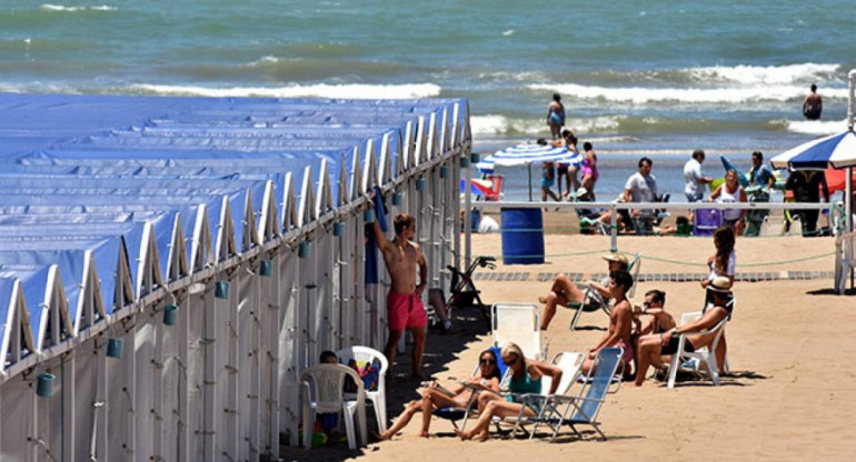 Carpas en las playas de Mar del Plata