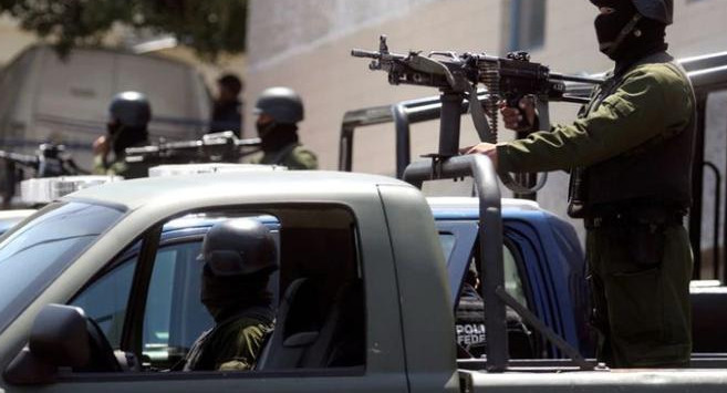 soldados hacen guardia frente a la morgue de la ciudad de Tijuana, donde se conservan cuerpos de miembros de las pandillas de narcotraficantes asesinados 