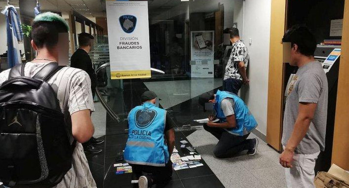 El momento de la detención de clonadores de tarjetas