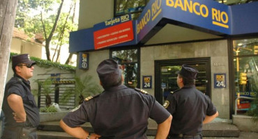 Agentes policiales frente a la sucursal del Banco Río de Acasusso, robo del siglo