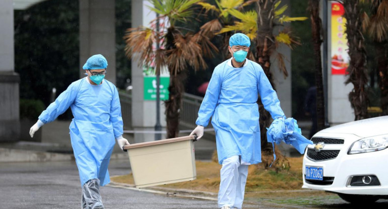 Personal médico en el hospital Jinyintan, donde atienden a pacientes con coronavirus, REUTERS