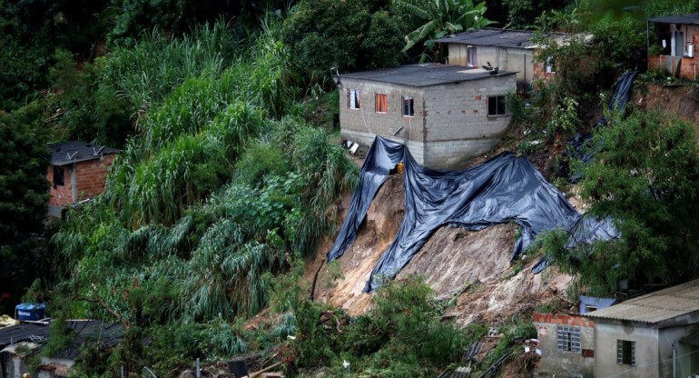 Los equipos de rescate buscan en el sitio de un deslizamiento de tierra, después de fuertes lluvias en el barrio de Vila Ideal en Belo Horizonte, Brasil, Reuters