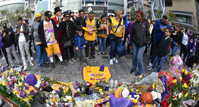 Muerte de Kobe Bryant, despedida de miles de sus fans en Los Angeles, Reuters