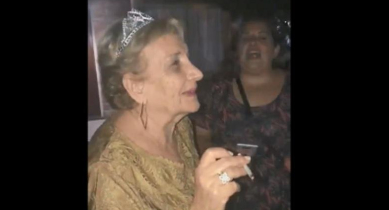 Abuela de 80 años fumando marihuana con sus nietos, Twitter @Mate_Bossio