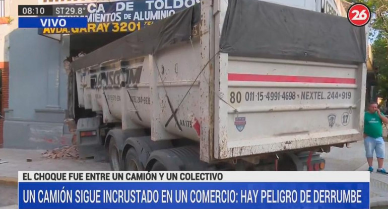 Camión chocó con colectivo y se incrustó en un negocio, Canal 26