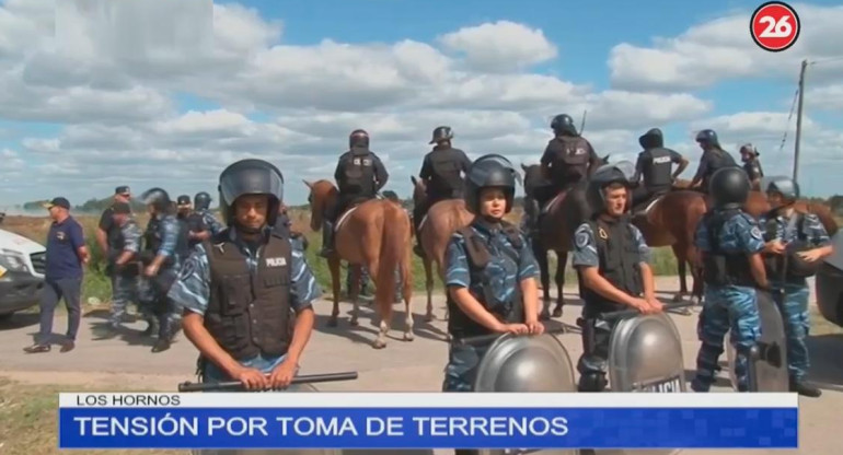 Tensión en toma de terrenos en Los Hornos canal 26	