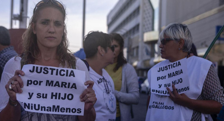 Marcha en Puerto Deseado por el crimen de niño y violacion de su madre