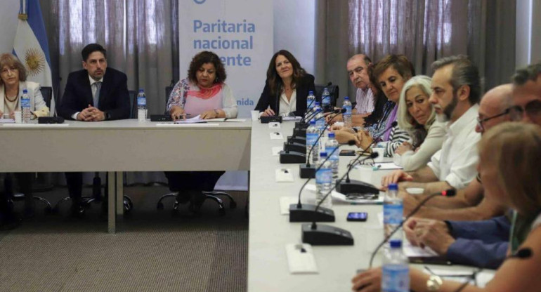 El ministro de Educación, en una de las reuniones con los gremios docentes