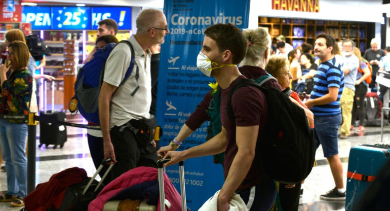 Pasajeros con barbijos por coronavirus en Aeropuerto de Ezeiza