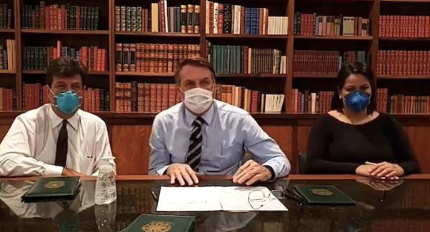 Jair Bolsonaro con barbijo por coronavirus en Brasil