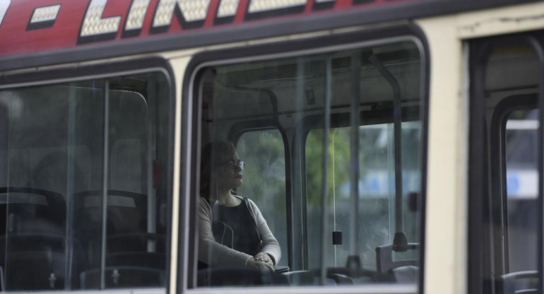 Colectivo en medio de la cuarentena total por coronavirus