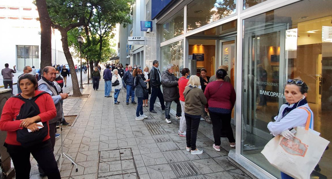 Jubilados haciendo fila en bancos en medio de cuarentena por coronavirus, AGENCIA NA