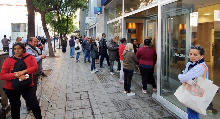 Jubilados haciendo fila en bancos en medio de cuarentena por coronavirus, AGENCIA NA