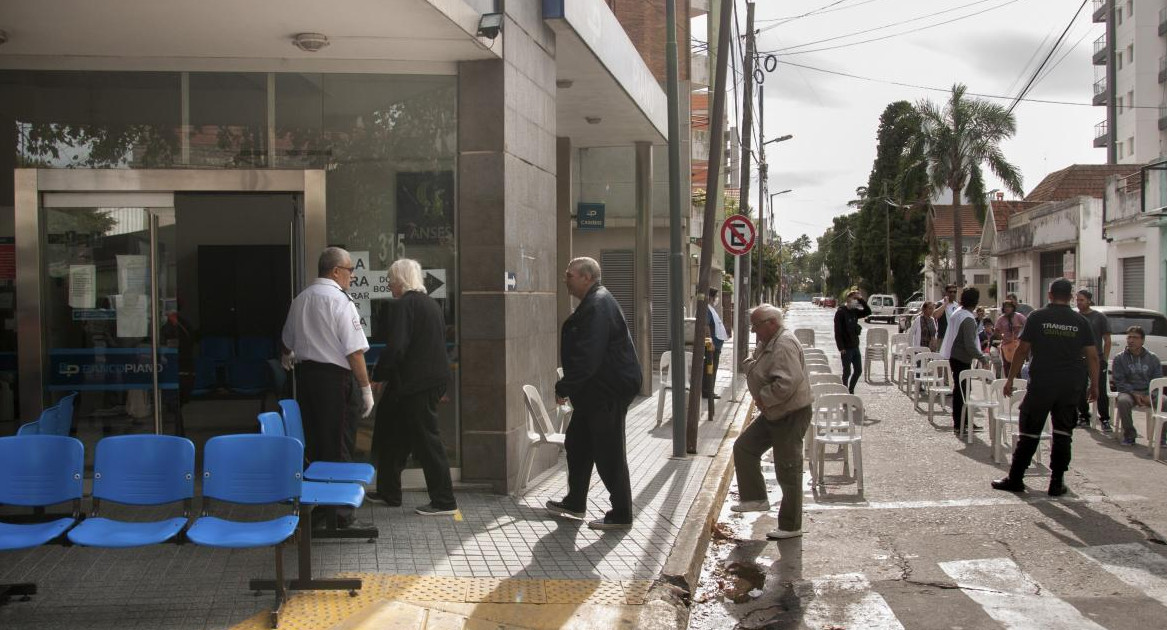 Cobro de haberes de jubilados en bancos, AGENCIA NA