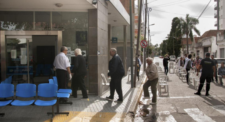 Cobro de haberes de jubilados en bancos, AGENCIA NA