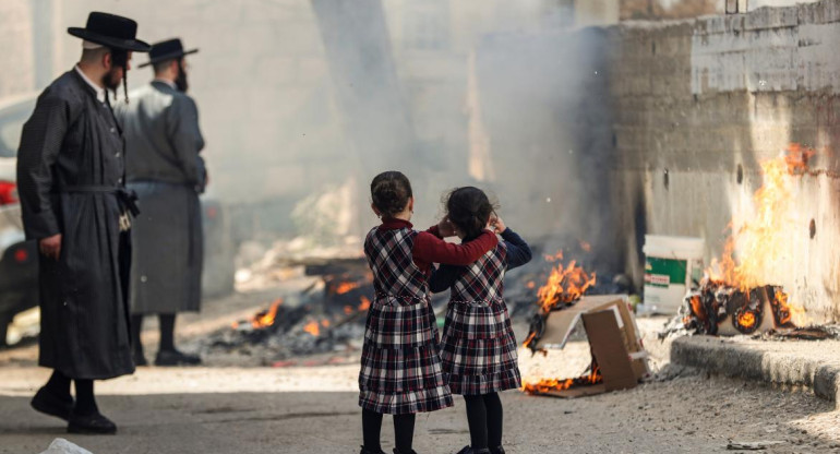 Judíos ortodoxos en las calles de Israel durante cuarentena por coronavirus, REUTERS