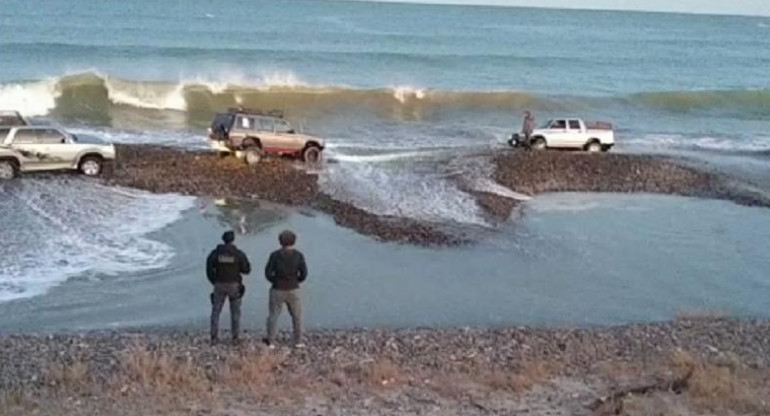 Coronavirus, Argentina, cuarentena, camioneta al mar, Comodoro Rivadavia