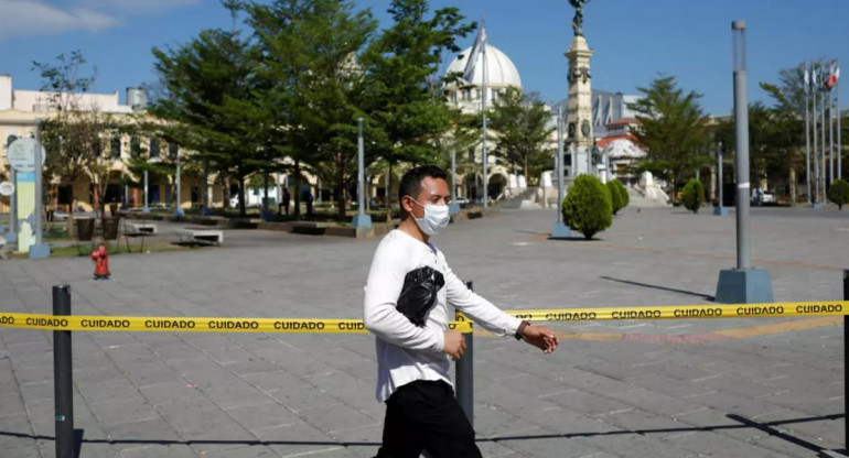 Coronavirus, El Salvador, hombre con barbijo