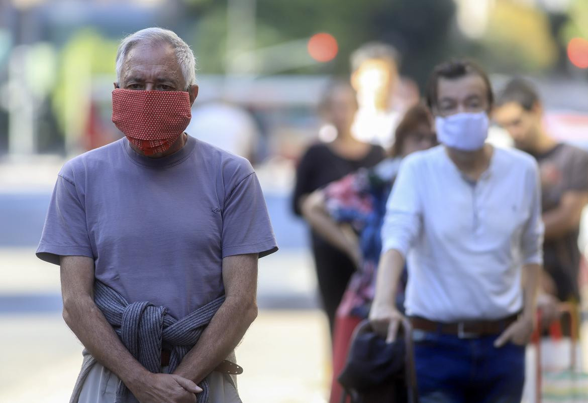 Coronavirus en Argentina, gente en la calle, pandemia, NA