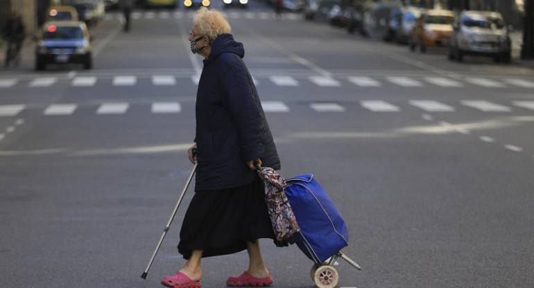 Coronavirus en Argentina, gente en las calles, NA