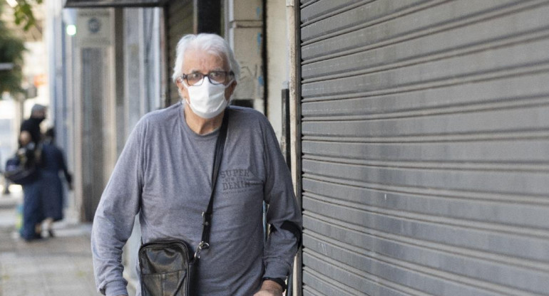 Coronavirus, Argentina, hombre mayor con barbijo en la calle, NA