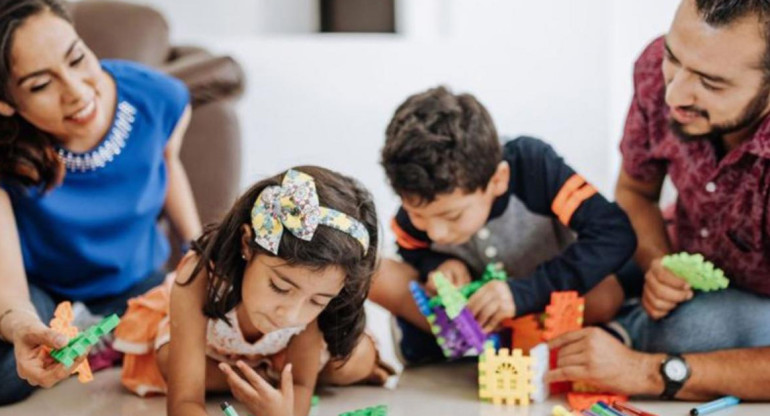 Familia jugando